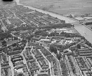 881182 Luchtfoto van de wijk Oog in Al te Utrecht, uit het noorden, met in het midden de Joseph Haydnlaan en rechts het ...